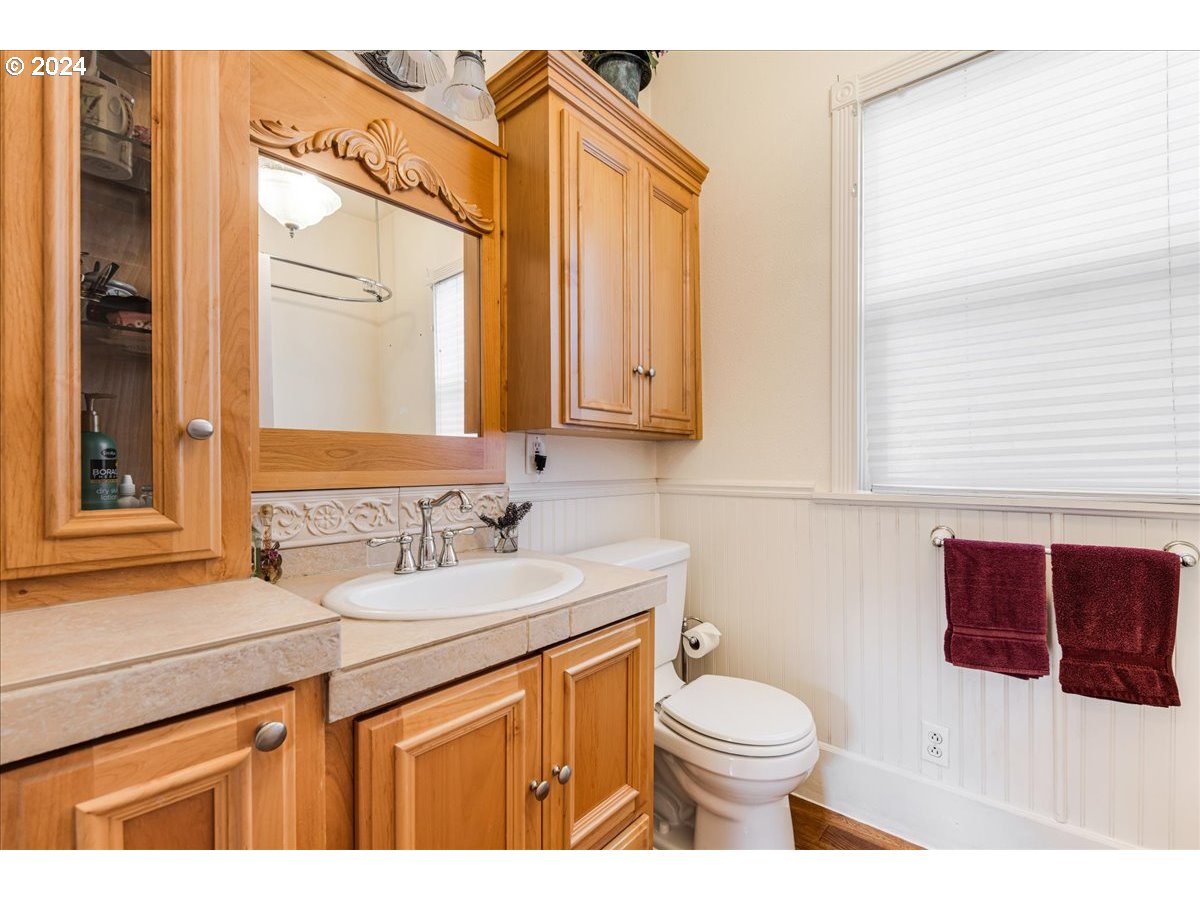 1595 Southeast Palmblad Road Gresham, OR 97080 - Photo 20 of 41 Bathroom