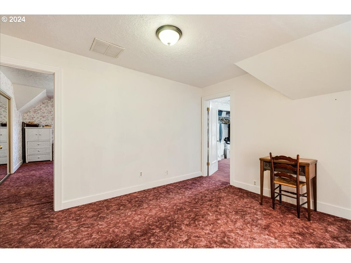 1595 Southeast Palmblad Road Gresham, OR 97080 - Photo 25 of 41 Hallway