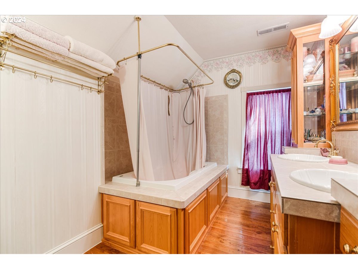 1595 Southeast Palmblad Road Gresham, OR 97080 - Photo 29 of 41 Bathroom, Attached