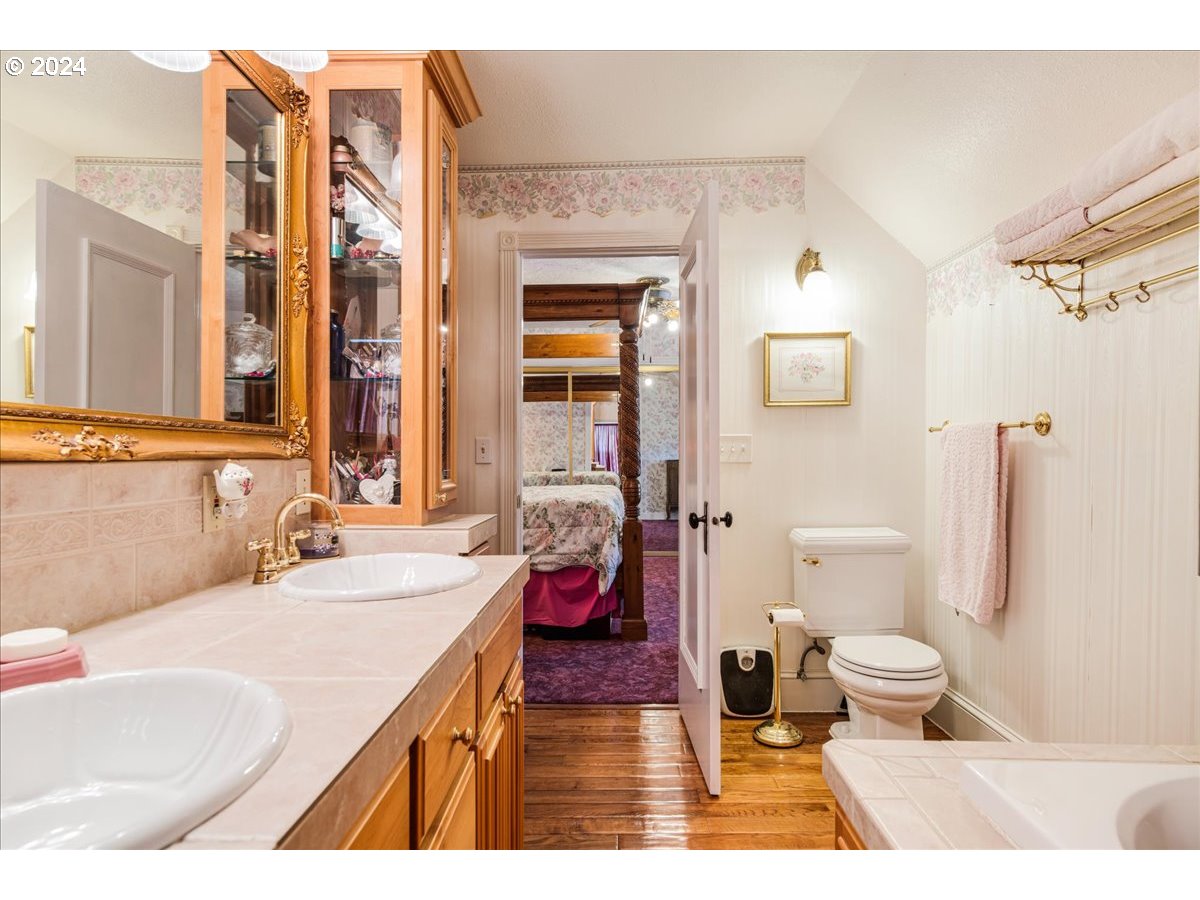 1595 Southeast Palmblad Road Gresham, OR 97080 - Photo 30 of 41 Bathroom, Attached