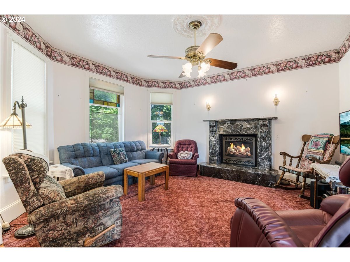 1595 Southeast Palmblad Road Gresham, OR 97080 - Photo 7 of 41 Living Room