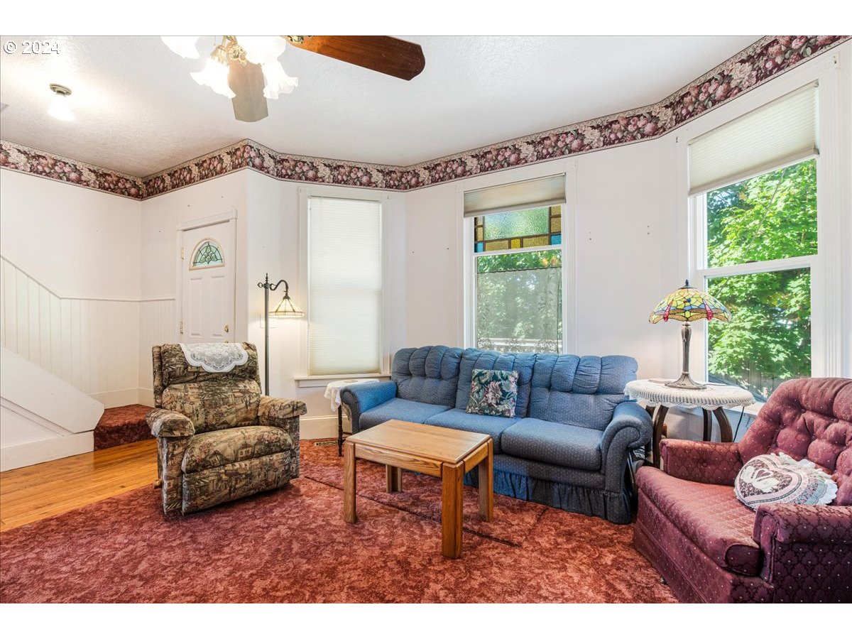 1595 Southeast Palmblad Road Gresham, OR 97080 - Photo 8 of 41 Living Room