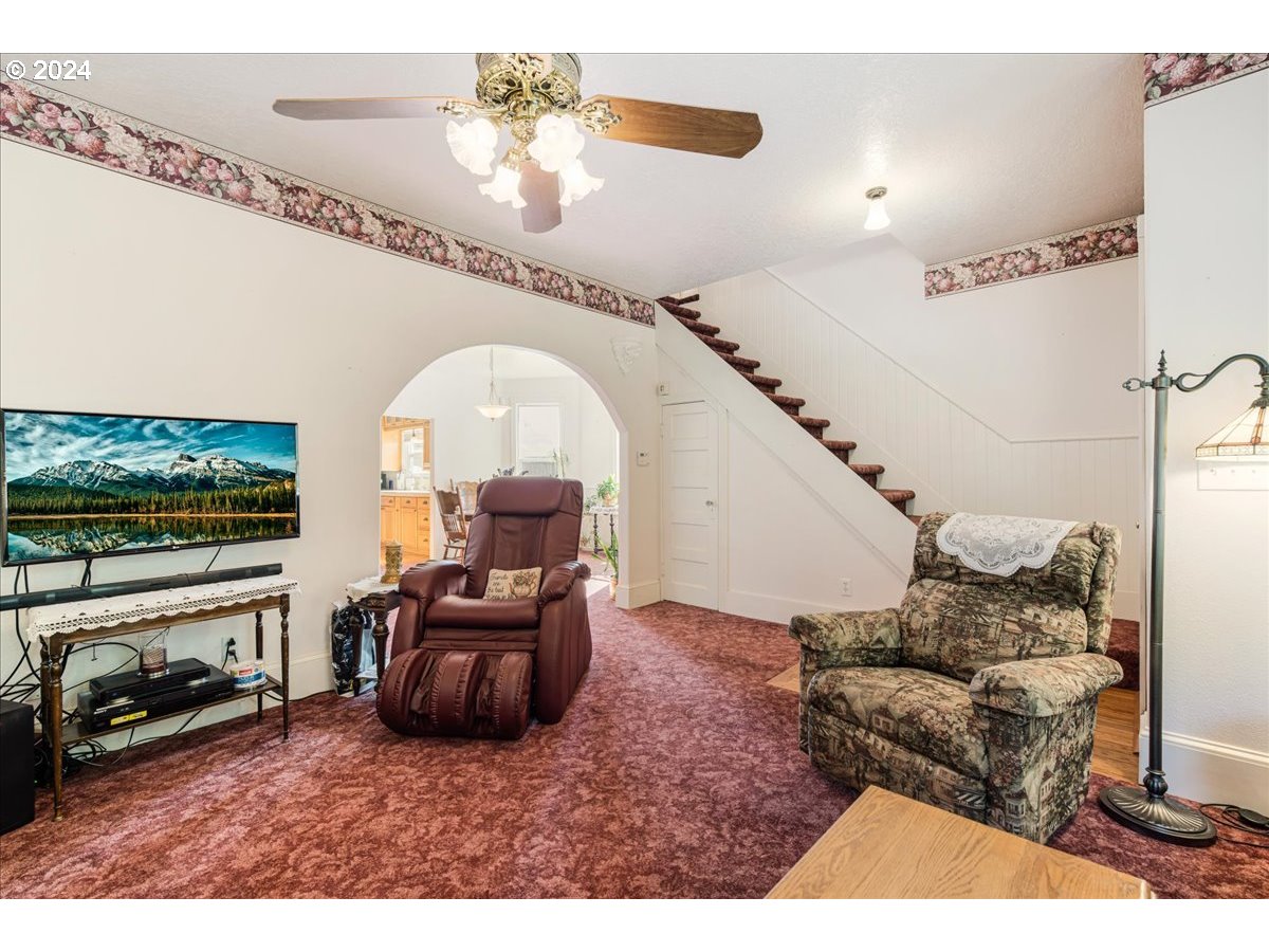 1595 Southeast Palmblad Road Gresham, OR 97080 - Photo 9 of 41 Living Room