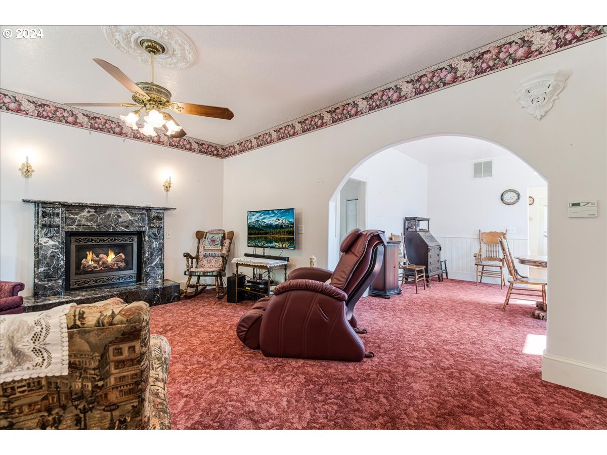 1595 Southeast Palmblad Road Gresham, OR 97080 - Photo 10 of 41 Living Room