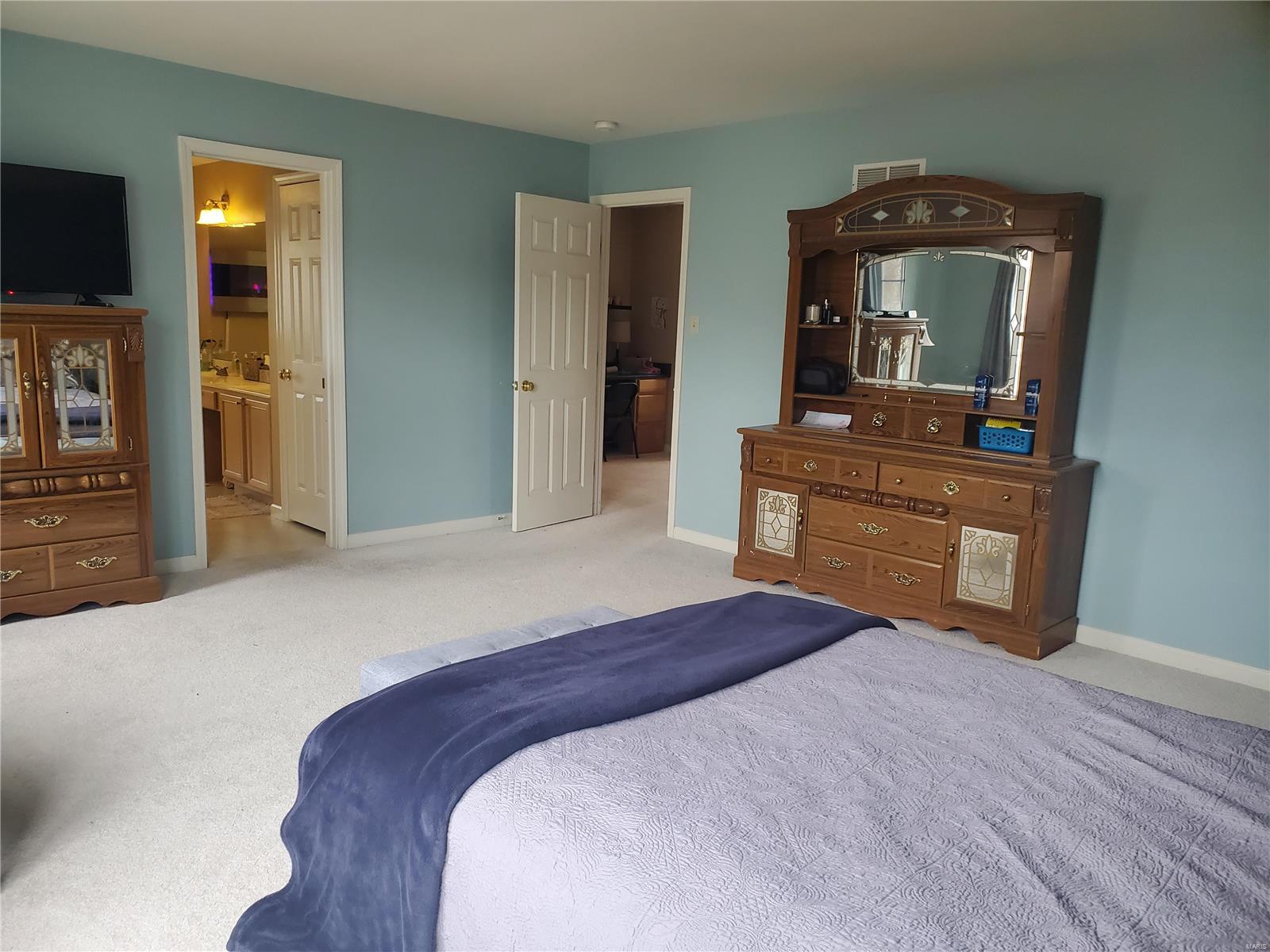 31 Upper Bluffs View Court Eureka, MO 63025 - Photo 17 of 44