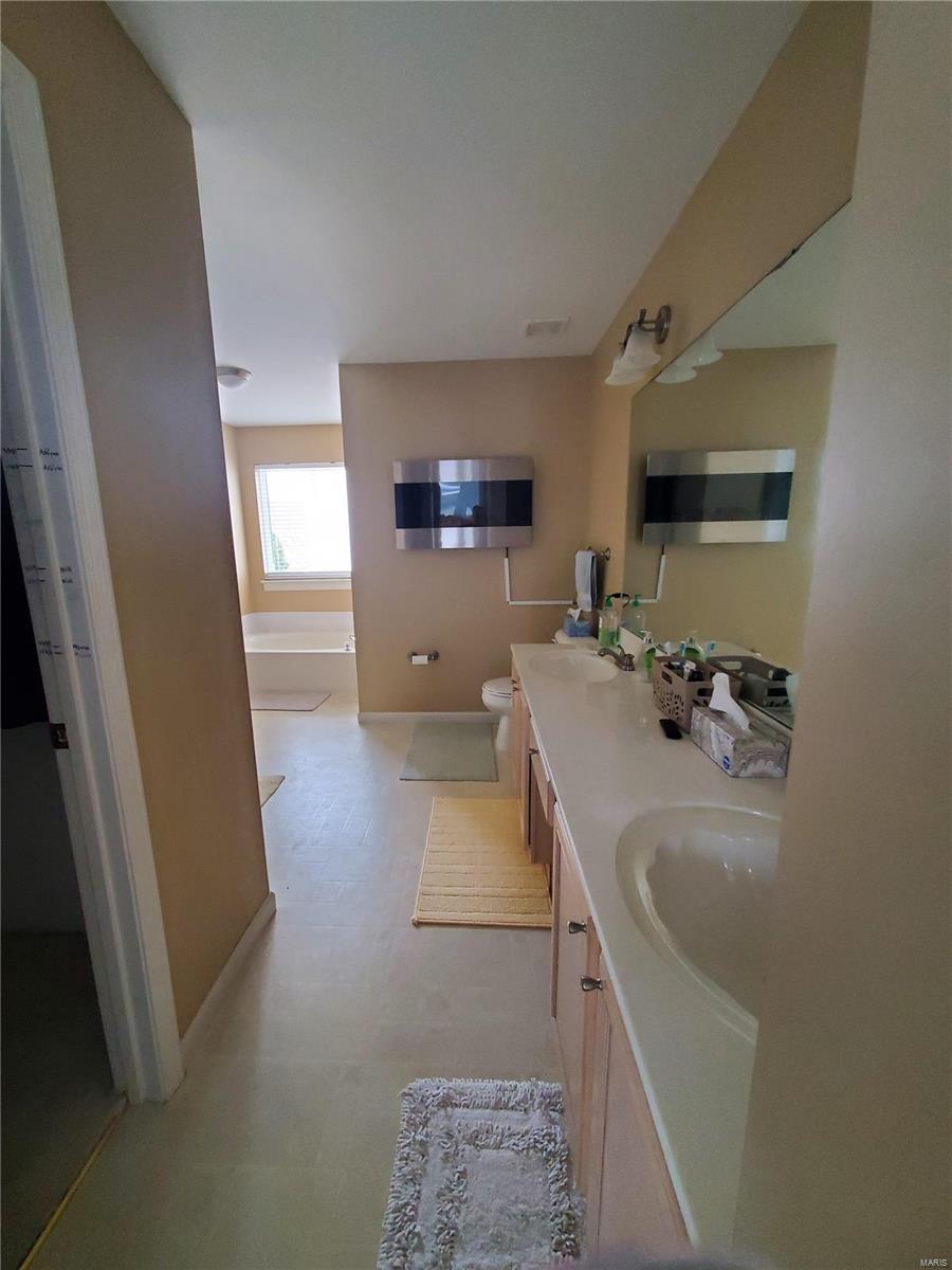 31 Upper Bluffs View Court Eureka, MO 63025 - Photo 19 of 44