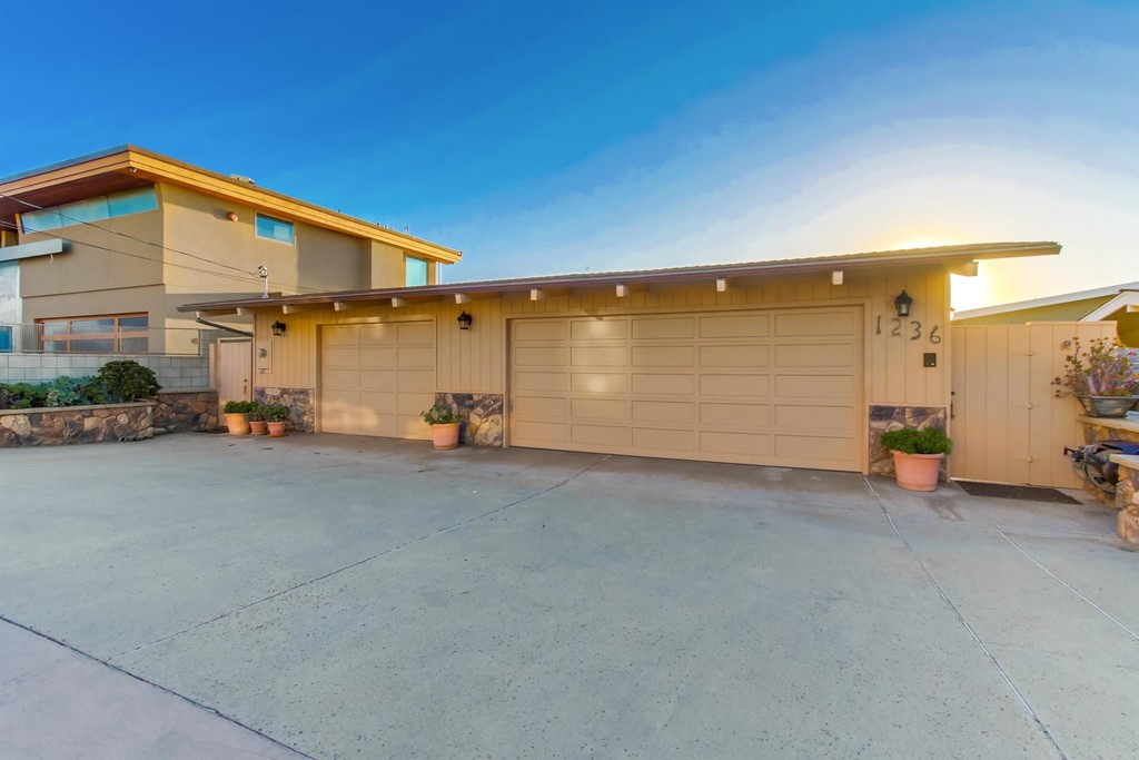 1236 Neptune Avenue Encinitas, CA 92024 - Photo 26 of 40 a view of a street with a building