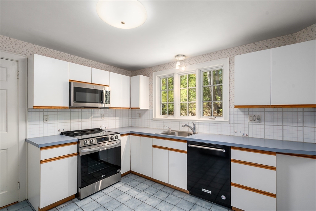 23 Thackeray Road Wellesley, MA 02481 - Photo 8 of 22
