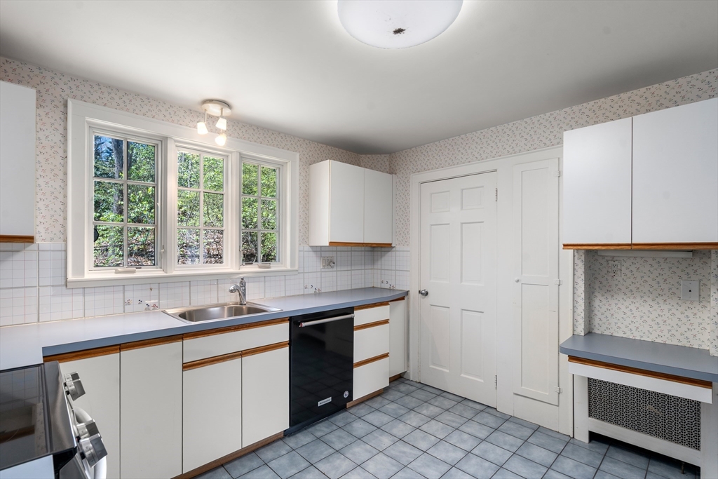 23 Thackeray Road Wellesley, MA 02481 - Photo 9 of 22