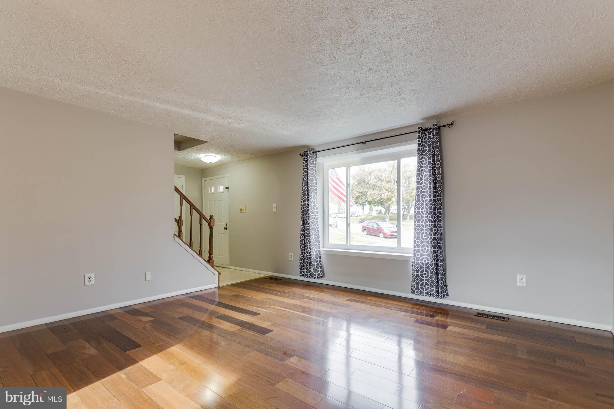 4423 Cub Run Road Chantilly, VA 20151 - Photo 4 of 30 Living Room