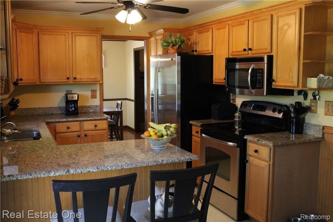 6474 Byron Road Howell, MI 48855 - Photo 30 of 62 KITCHEN WITH SNACK BAR & STAINLESS APPLIANCES STAY