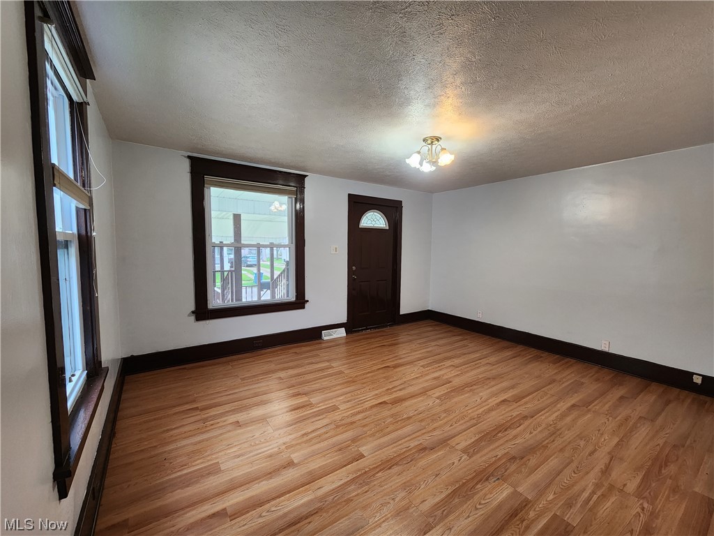 151 Perry Street Struthers, OH 44471 - Photo 4 of 17 Livingroom