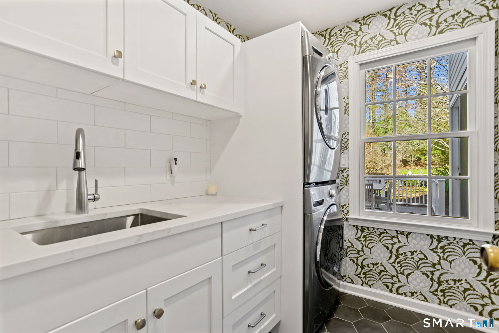 165 Hemlock Hills Road South Fairfield, CT 06824 - Photo 15 of 41