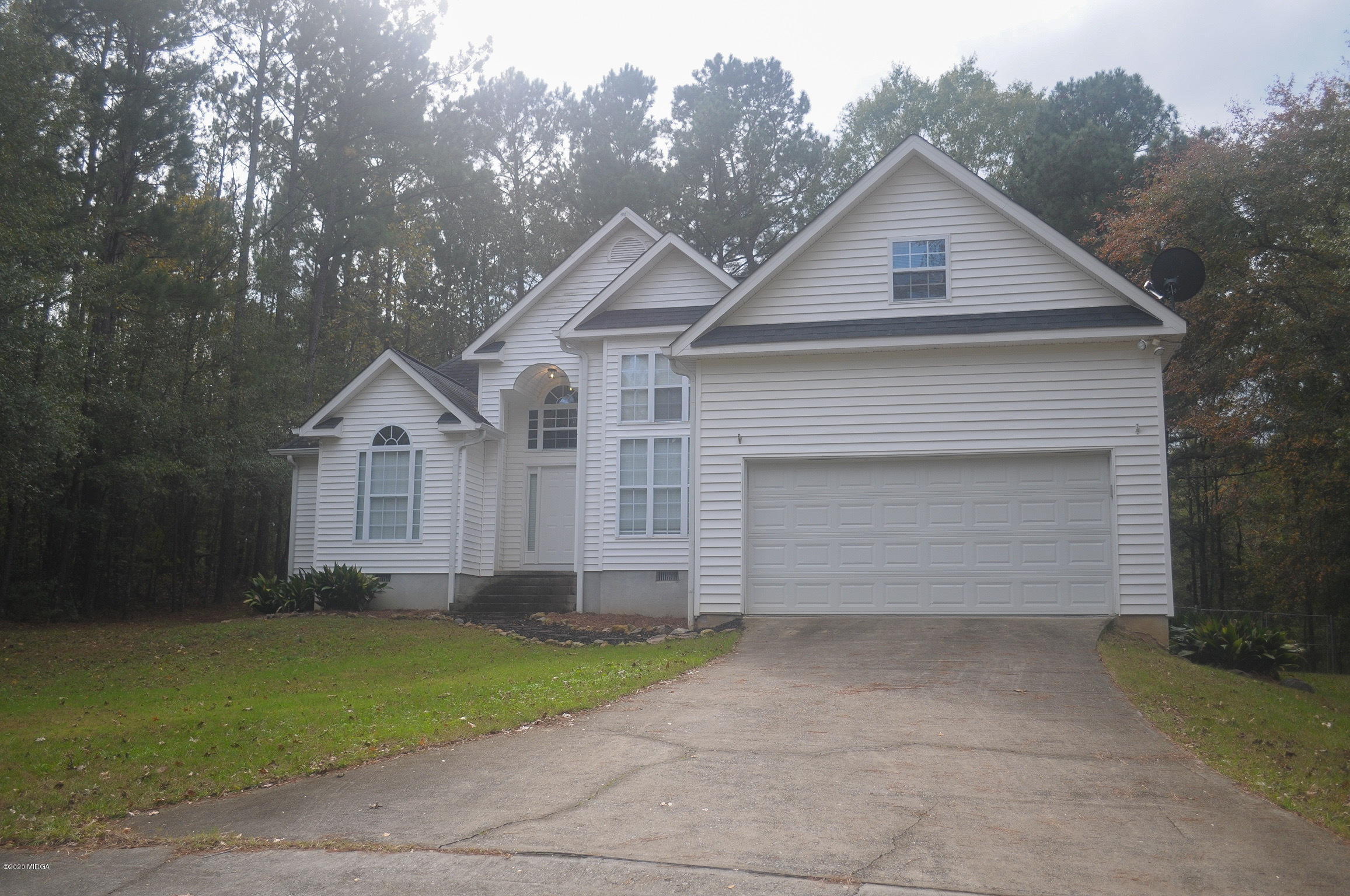 17 Old Benton Road Juliette, GA 31046 - Photo 1 of 19 a front view of a house with a yard and garage
