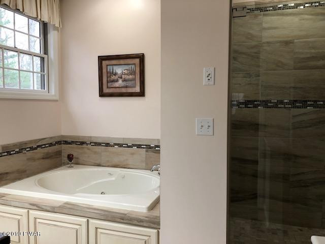 122 Marquise Road Tafton, PA 18464 - Photo 19 of 41 Master Bathroom