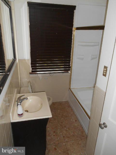 1545 Sheffield Road Baltimore, MD 21218 - Photo 9 of 20 Bath