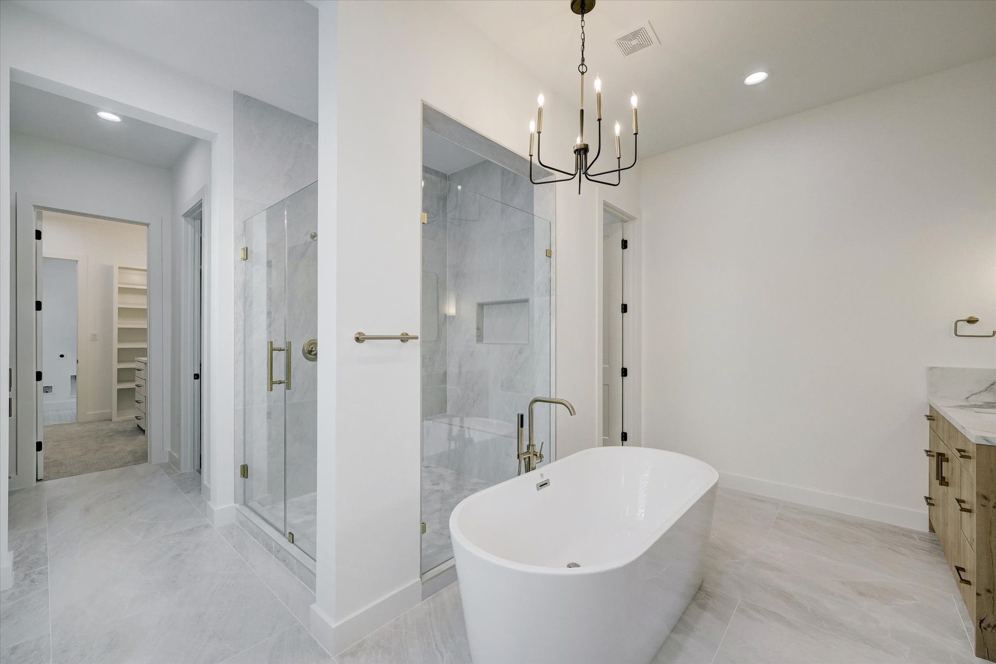 6209 Westcott Street Houston, TX 77007 - Photo 8 of 16 Primary Bath – Features a luxurious freestanding soaking tub and an oversized walk-in shower with frameless glass door.