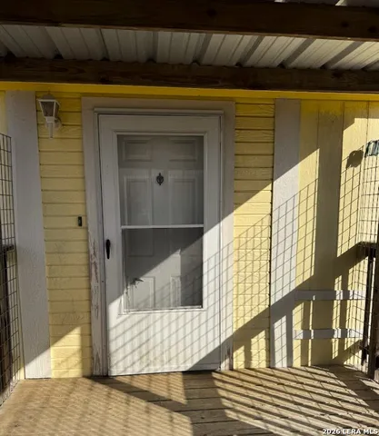 a view of entryway with a door
