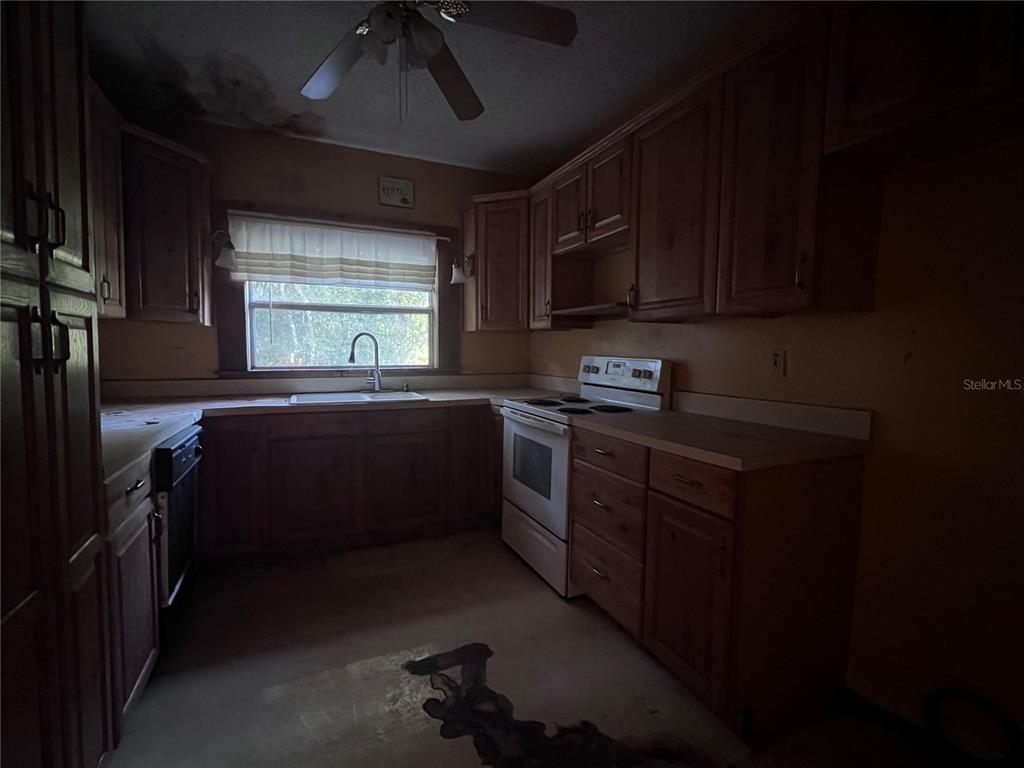 177 East 3rd Avenue Pierson, FL 32180 - Photo 12 of 16 a kitchen with a sink a window and appliances