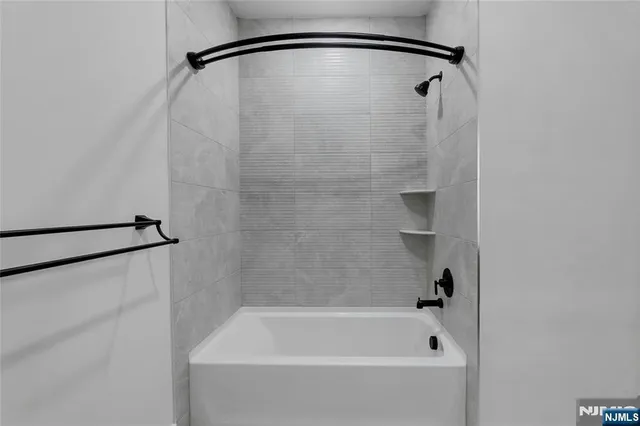 $3,200 | 255 Ridge Road, Unit 201, Lyndhurst, NJ 07071