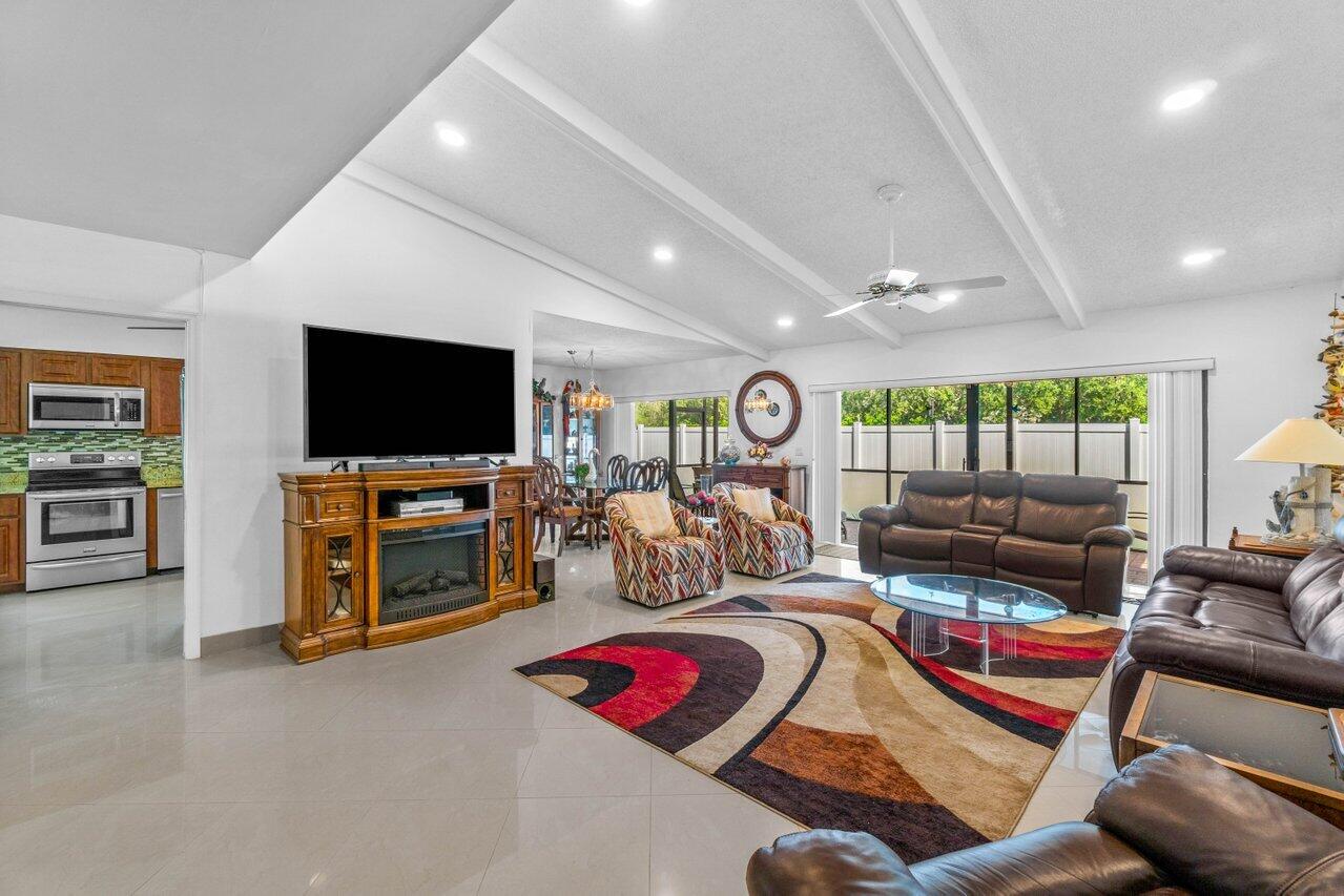 22028 Colony Drive Boca Raton, FL 33433 - Photo 8 of 34 010-22028ColonyDrive-BocaRaton-FL-33433-
