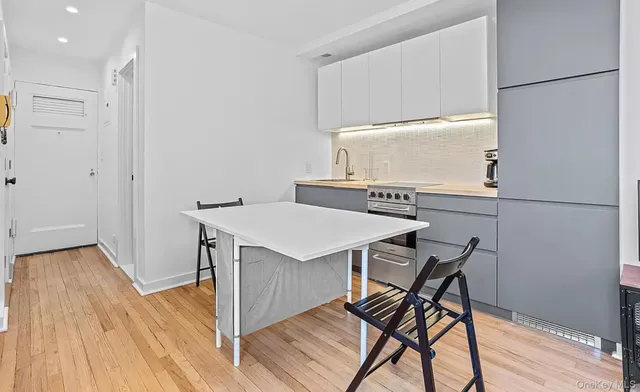 a black and white photo of a living room