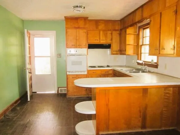 a view of empty room with window