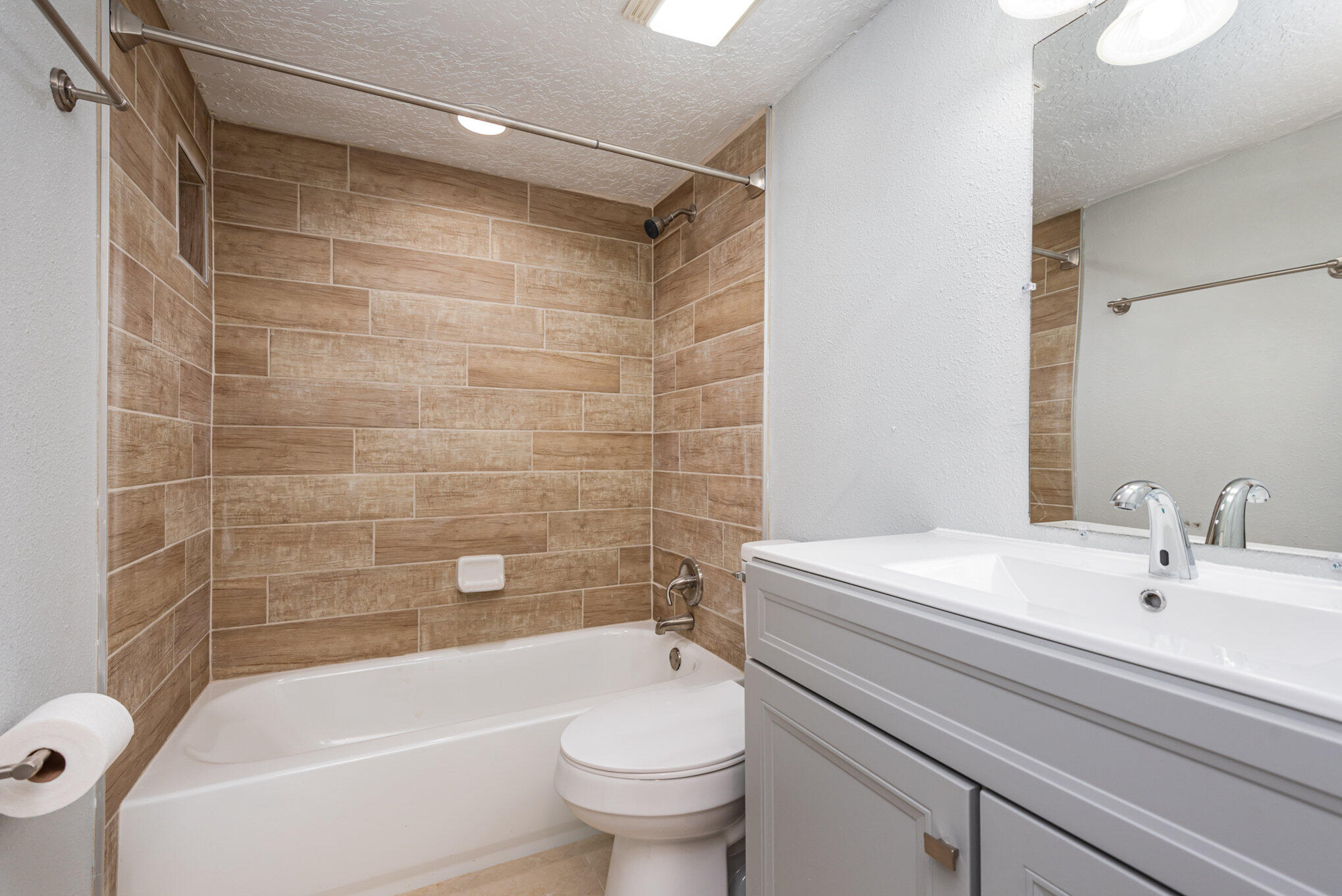 24050 Bass Road Astor, FL 32102 - Photo 14 of 22 a bathroom with a sink a toilet and a bathtub