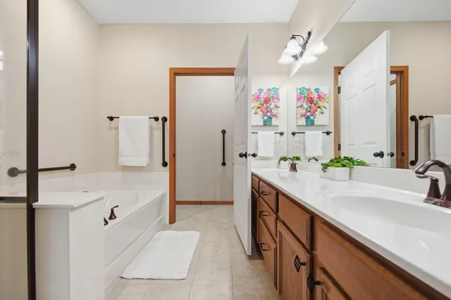 $300,000 | 1256 County Rd D East, Unit 104, Maplewood, MN 55109