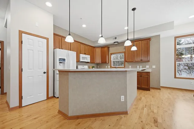 $300,000 | 1256 County Rd D East, Unit 104, Maplewood, MN 55109