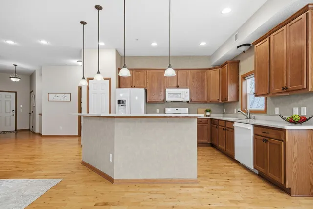 $300,000 | 1256 County Rd D East, Unit 104, Maplewood, MN 55109