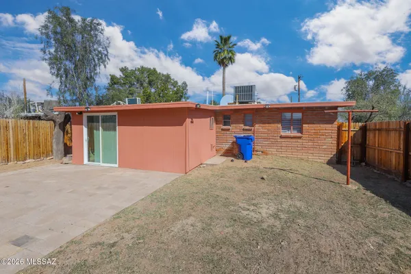$1,750 | 3550 East Blacklidge Drive, Tucson, AZ 85716