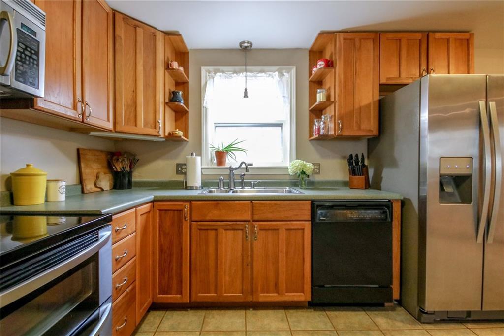 83 Blanchard Road Cumberland, ME 04021 - Photo 6 of 35 New appliances in eat-in kitchen.