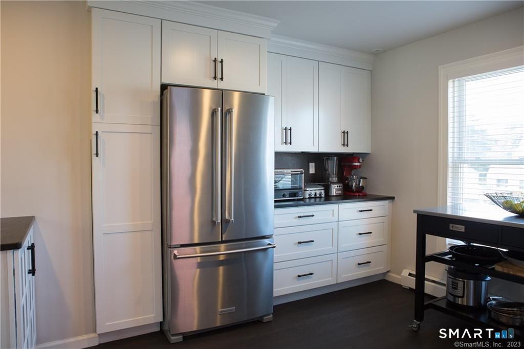 331 Riverside Drive Fairfield, CT 06824 - Photo 5 of 34 Gallery Image 5