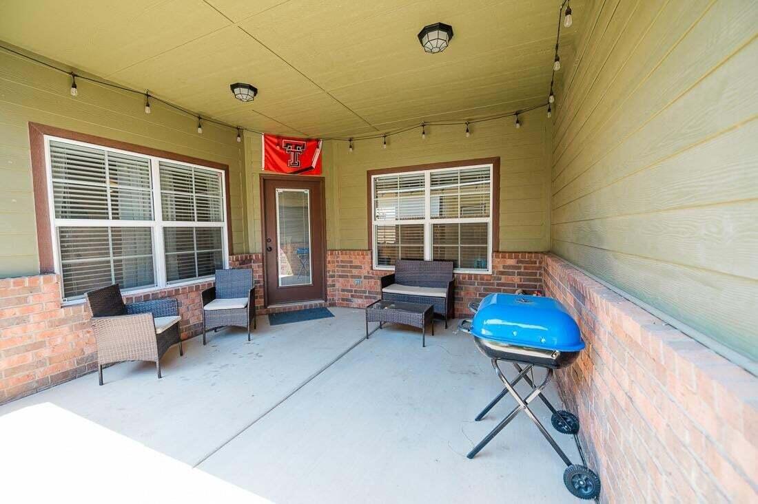 2118 9th Street Lubbock, TX 79401 - Photo 28 of 28 a living room with furniture and a window