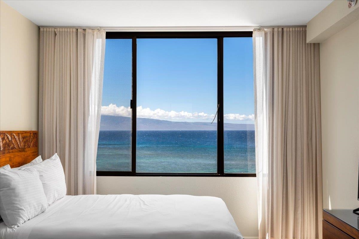 3445 Lower Honoapiilani Road, Unit 701 Lahaina, HI 96761 - Photo 32 of 40 a living room with a large window
