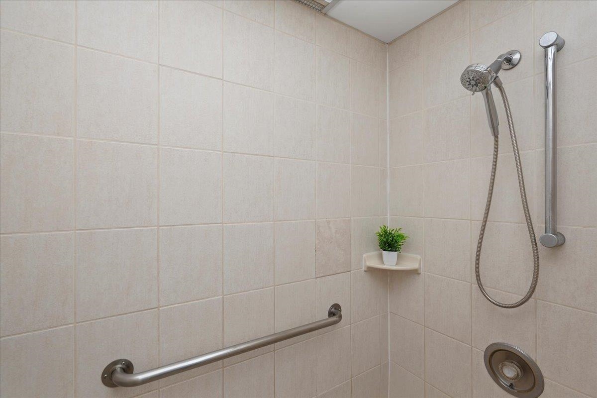 3445 Lower Honoapiilani Road, Unit 701 Lahaina, HI 96761 - Photo 36 of 40 a bathroom with a shower