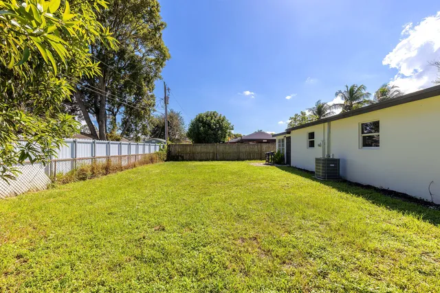 a view of a backyard