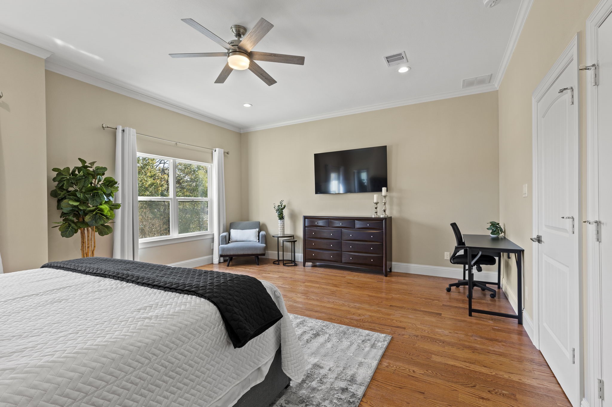 2211 Silverbonnet Street Houston, TX 77055 - Photo 27 of 39 a spacious bedroom with a bed and a flat screen tv