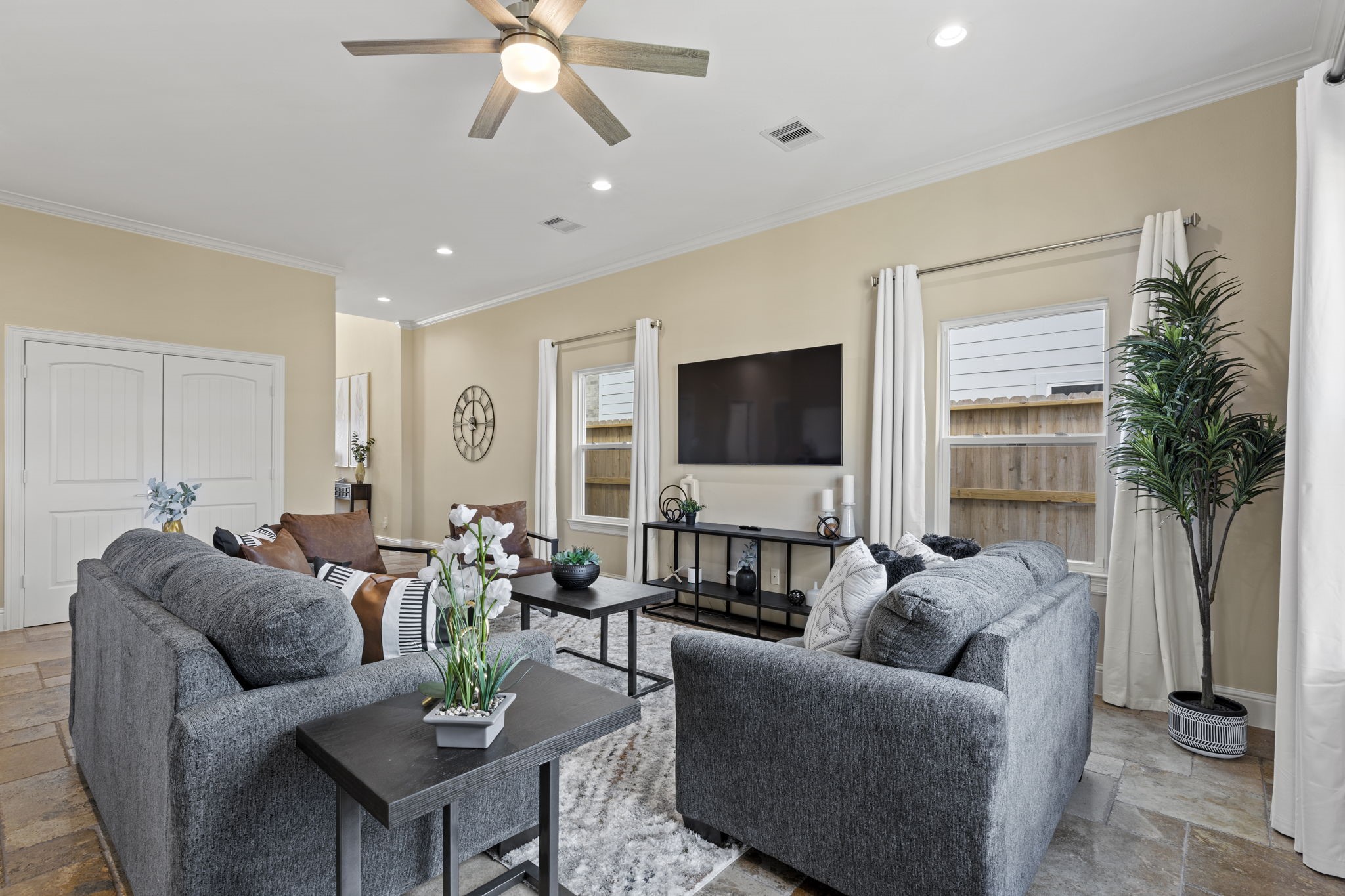 2211 Silverbonnet Street Houston, TX 77055 - Photo 10 of 39 a living room with furniture and a flat screen tv