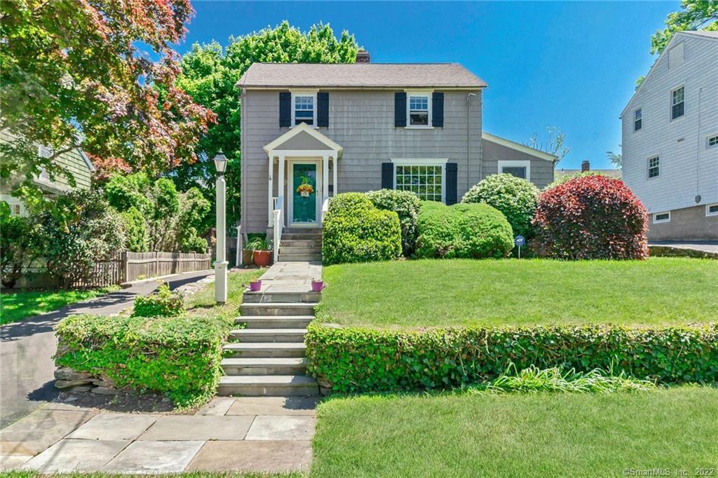 Move in and enjoy the full bloom of summer!