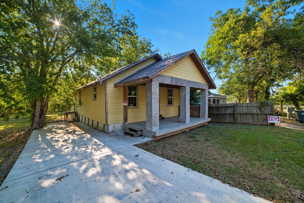 1413 South 2nd Street Temple, TX 76504 - Photo 3 of 24 Bungalow-style home featuring concrete driveway