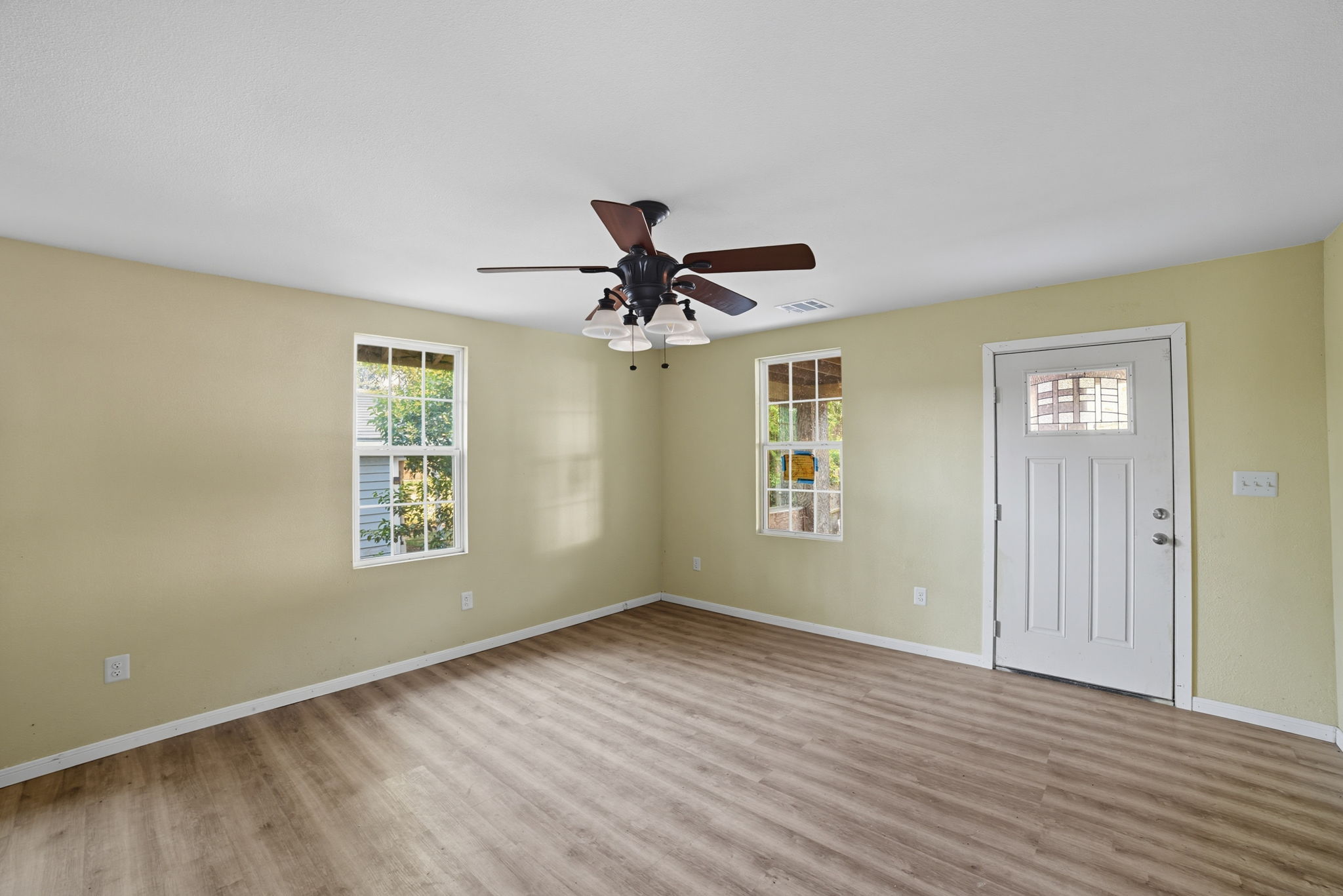 1413 South 2nd Street Temple, TX 76504 - Photo 10 of 24 a view of an empty room with a window