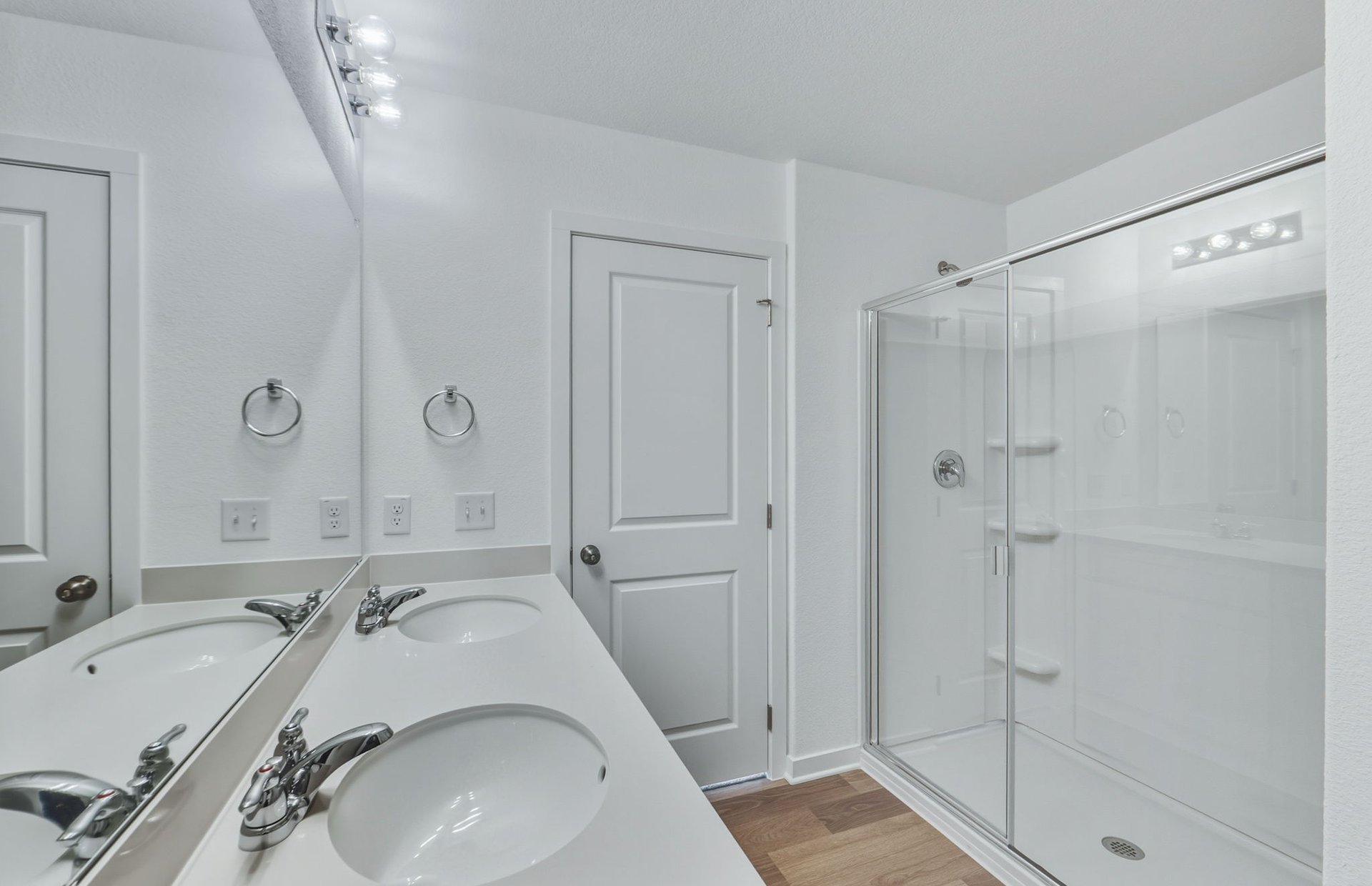 337 Sullivan Way Elgin, TX 78621 - Photo 10 of 25 a bathroom with a sink and mirror with bathtub
