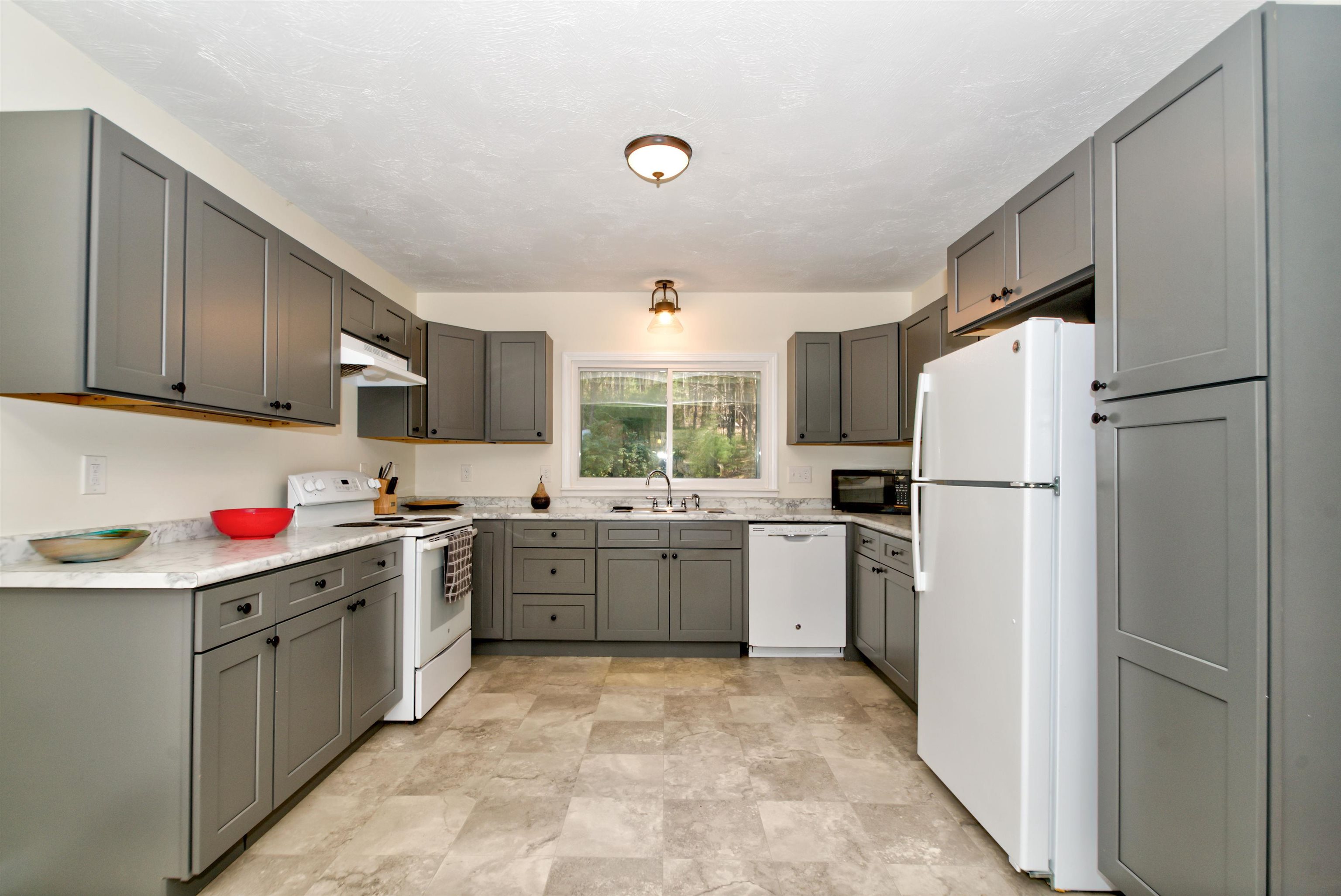 43 Amherst Road Merrimack, NH 03054 - Photo 11 of 40