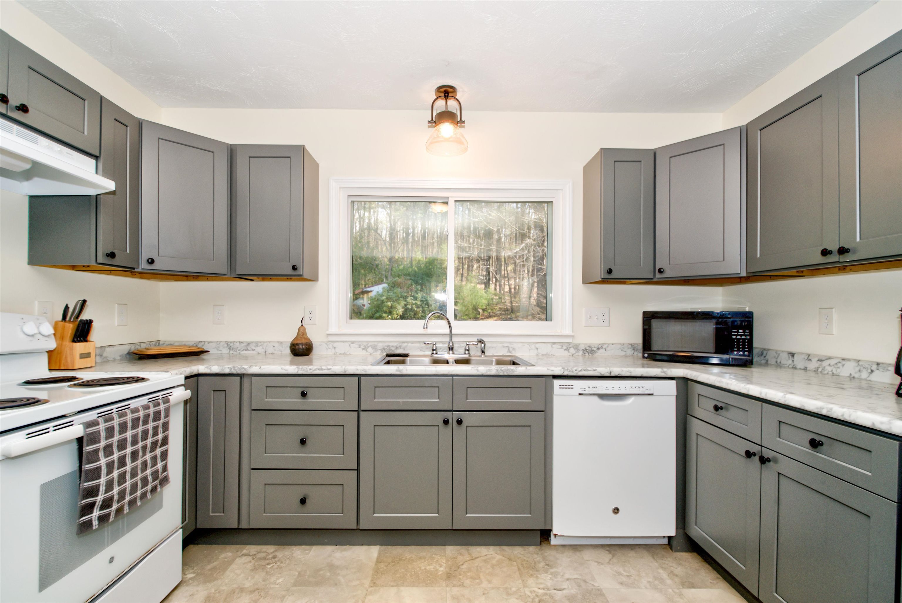 43 Amherst Road Merrimack, NH 03054 - Photo 12 of 40