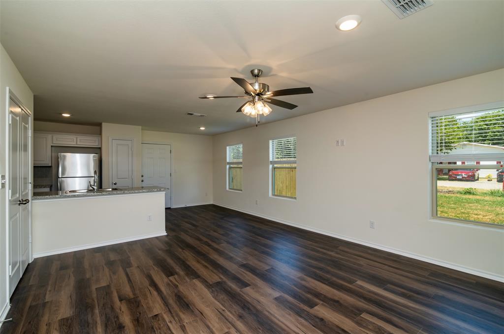 201 South May Street, Unit 2 Whitewright, TX 75491 - Photo 5 of 21