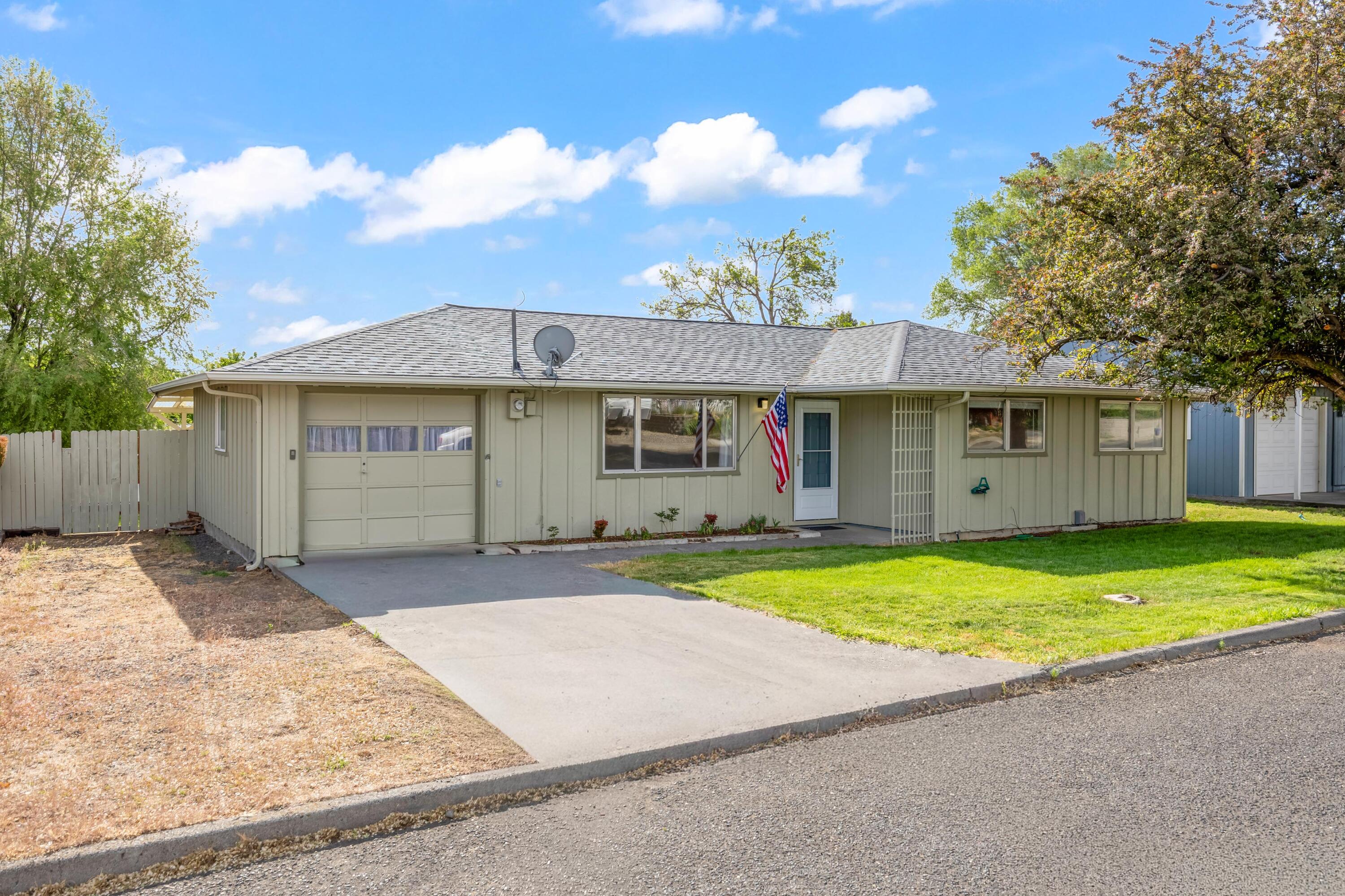 563 Southwest 2nd Street Madras, OR 97741 - Photo 1 of 26 01