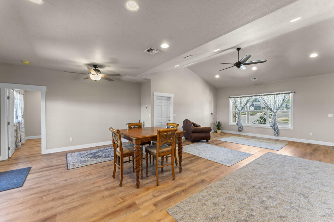 412 Barnum Drive Phoenix, OR 97535 - Photo 7 of 34 Dinning area