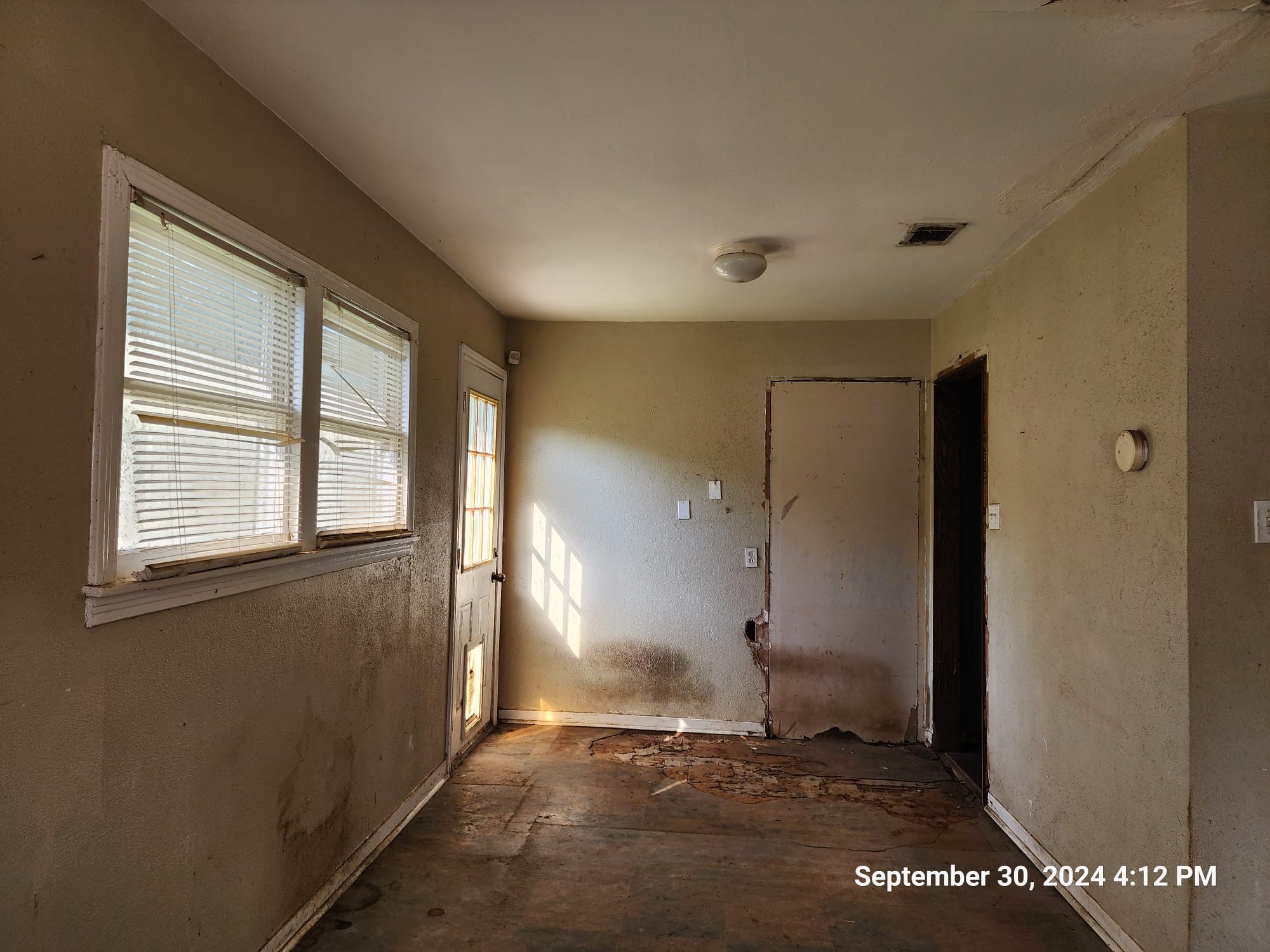 11645 Loop Road Beaumont, TX 77713 - Photo 14 of 20 an empty room with windows